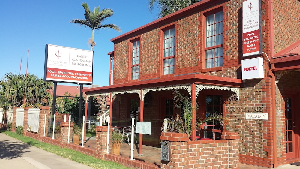 Early Australian Motor Inn - Melbourne Tourism