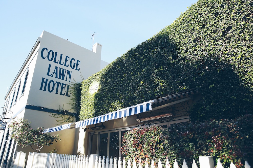 College Lawn Hotel - Hostel - thumb 0