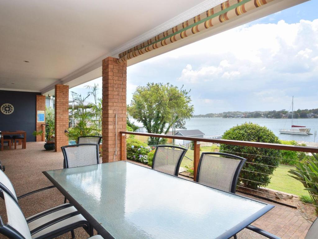 The House On The Lake At Fishing Point Lake Macquarie Honestly Put The Line In & Catch Fish - thumb 4