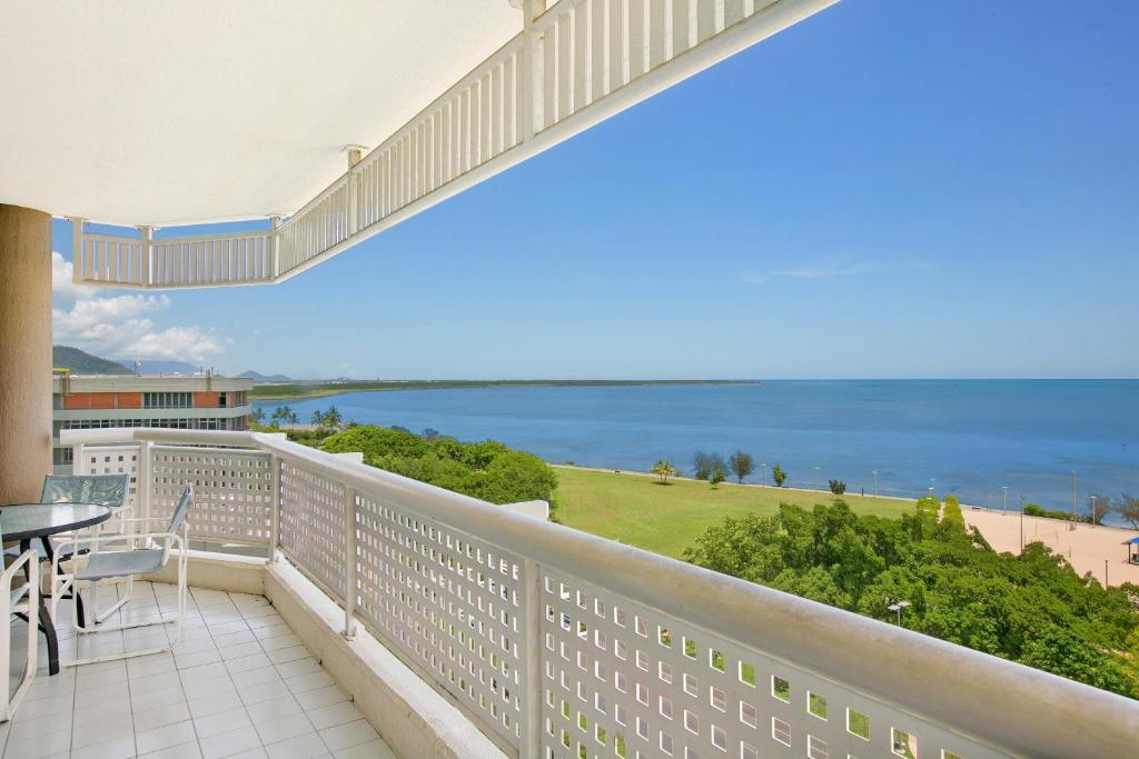 Cairns Ocean View Apartment - thumb 6