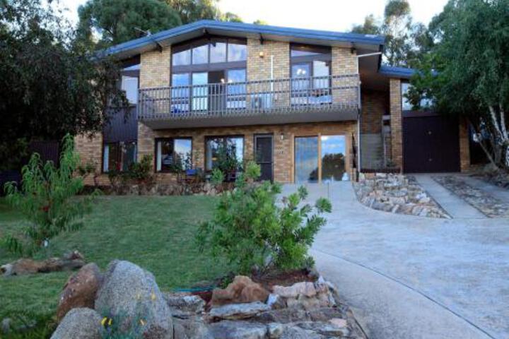 Alpine Apartment Great Location With Views Of Lake Jindabyne - thumb 0
