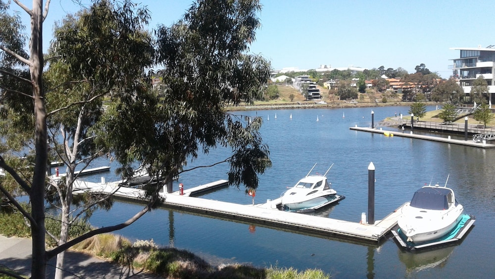 Marina View Apartment On The Maribyrnong River, Melbourne - thumb 3