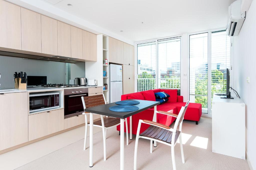 Amazing Location 1BR Apartment In Melbourne CBD - thumb 1