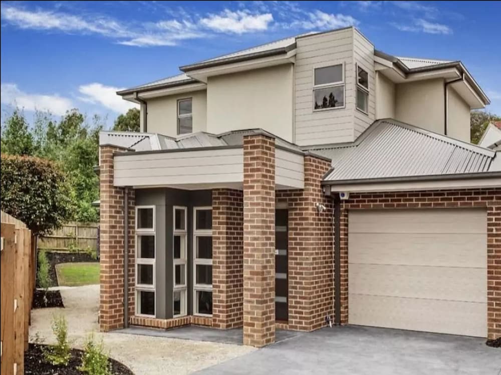 Signature Townhouse In Doncaster - thumb 1