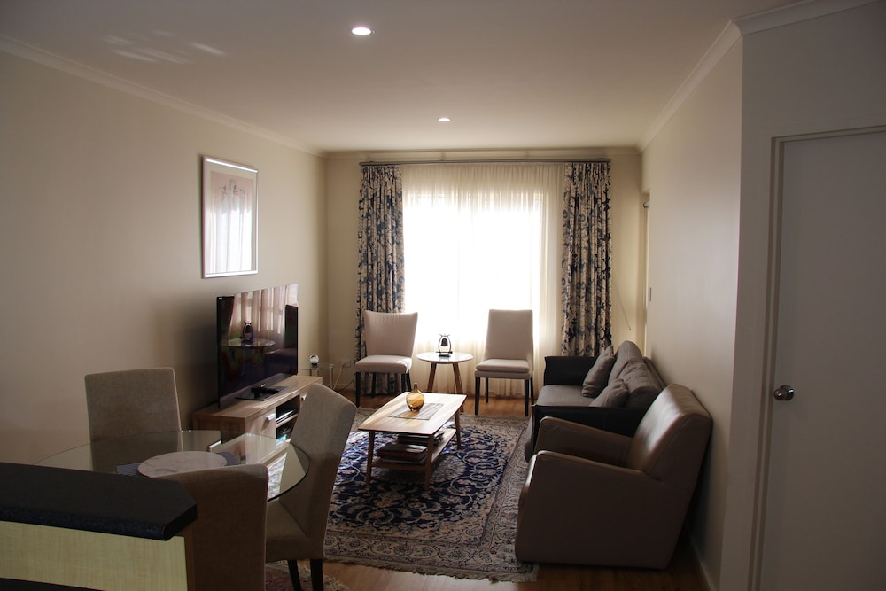 Adelaide City Apartment - 3BR, 2Bath & Carpark - thumb 2