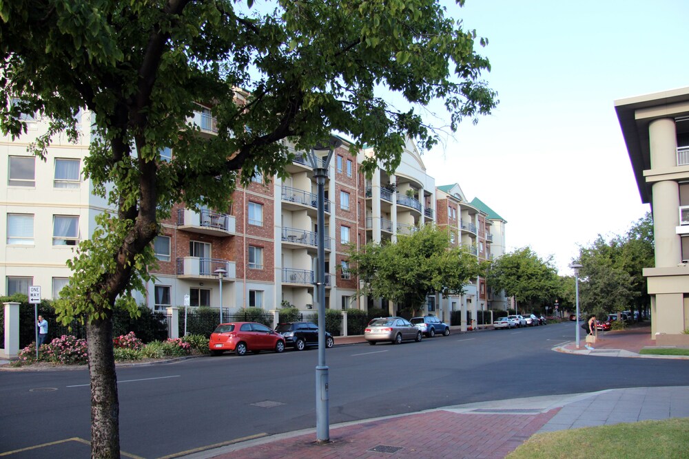 Adelaide City Apartment - 3BR, 2Bath & Carpark - thumb 1