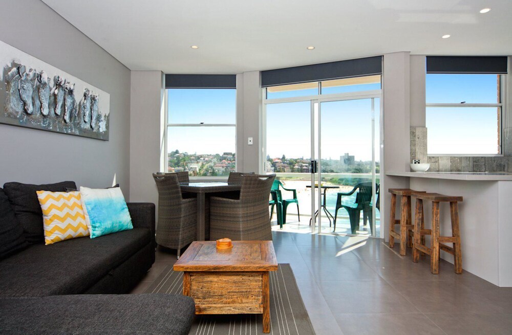 WT21 Gorgeous Coogee Views 2 Beds - thumb 1