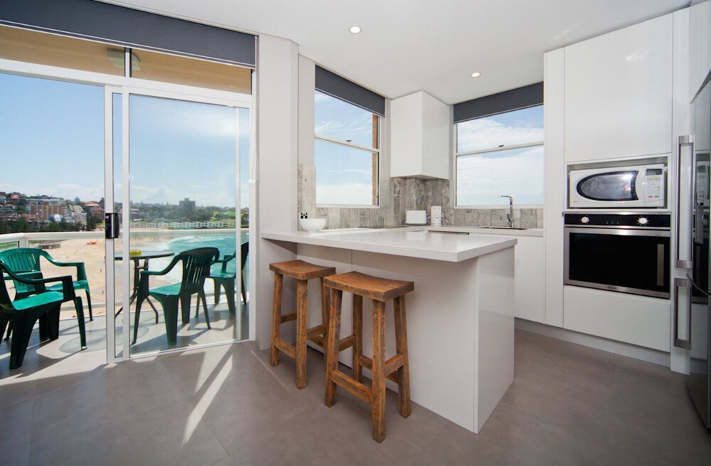 WT21 Gorgeous Coogee Views 2 Beds - thumb 6