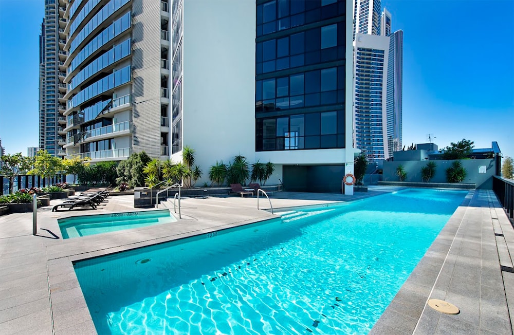 Sealuxe - Central Surfer Paradise Seaview Deluxe Spa Apartment - thumb 1