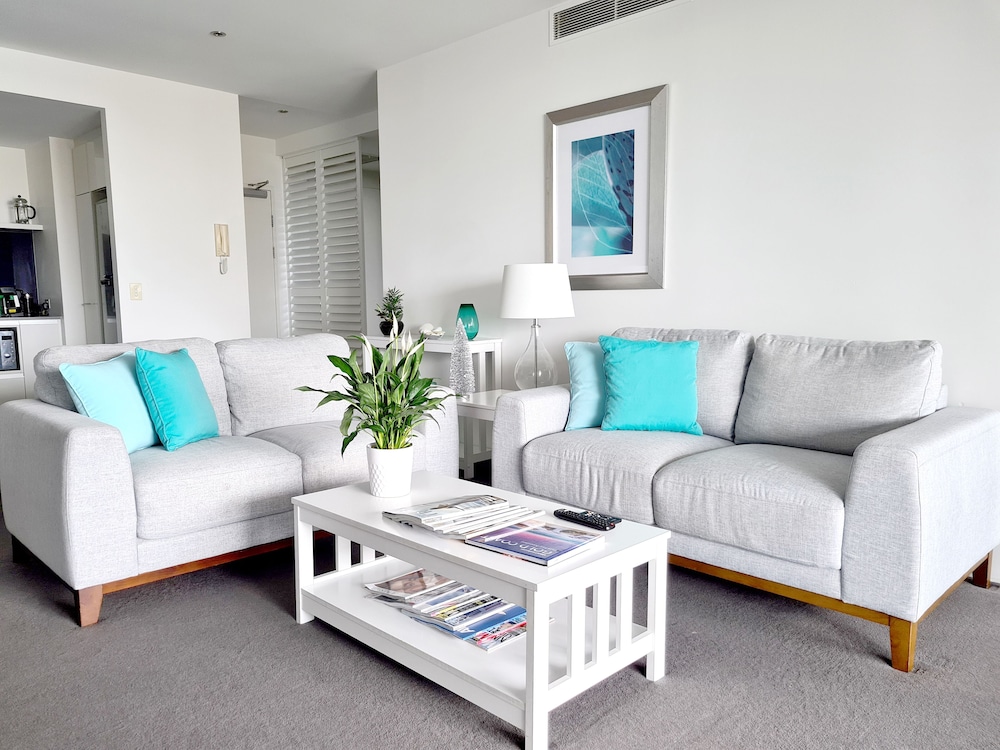 Sealuxe - Central Surfer Paradise Seaview Deluxe Spa Apartment - thumb 6