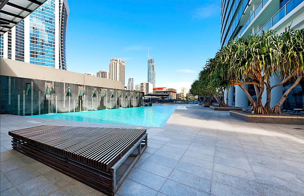 Sealuxe - Central Surfer Paradise Seaview Deluxe Spa Apartment - thumb 2