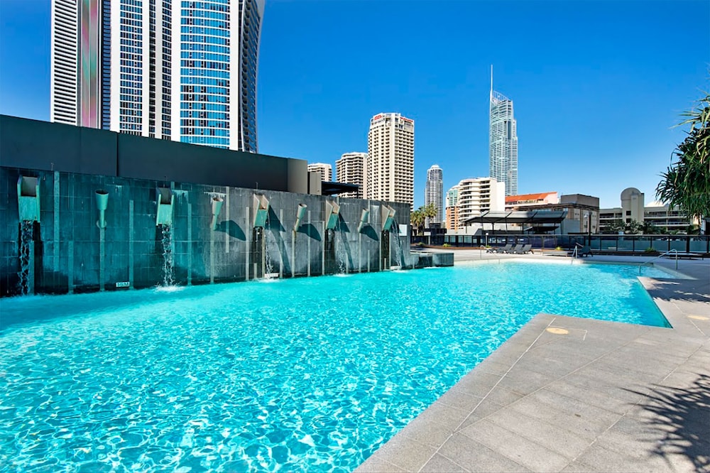 Sealuxe - Central Surfer Paradise Seaview Deluxe Spa Apartment - thumb 3