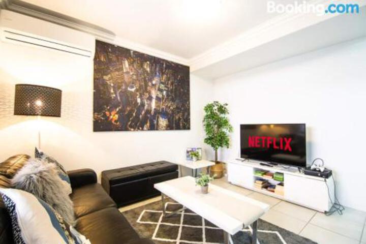 Deluxe Stays McMillan Holiday Apartments With Complimentary Parking & Netflix - thumb 2