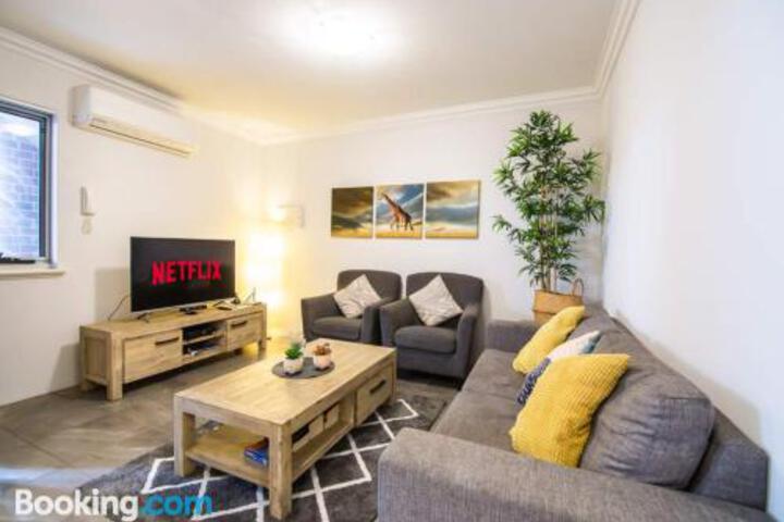 Deluxe Stays McMillan Holiday Apartments With Complimentary Parking & Netflix - thumb 0