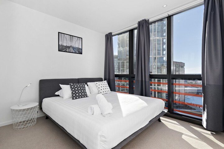 Indie, 2BDR Docklands Apartment - thumb 3