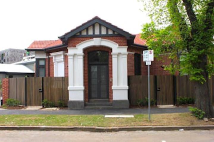 Peaceful 3 BDR In The Heart Of Carlton - thumb 0