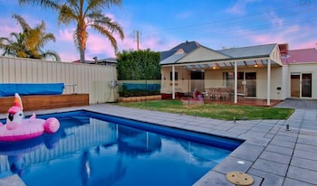 Adelaide 4 Bedroom House With Pool - thumb 2