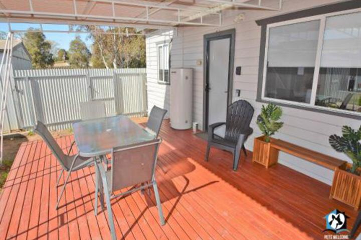 Just Renovated 2BR Cottage In Heart Of Wentworth - thumb 1