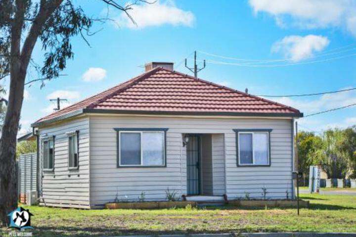 Just Renovated 2BR Cottage In Heart Of Wentworth - thumb 3