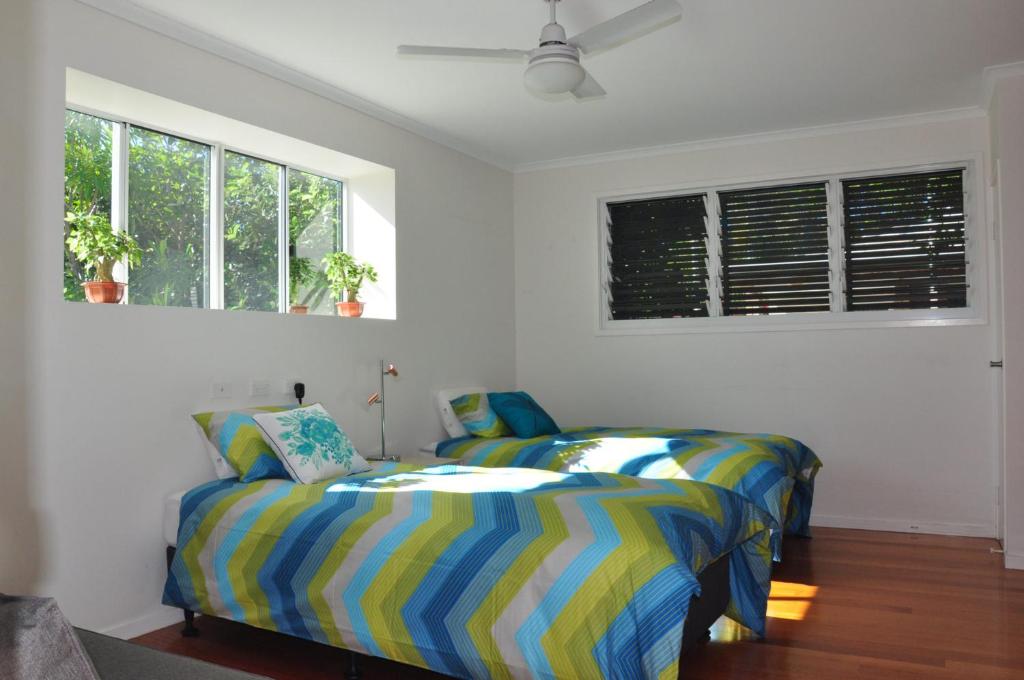 10 Double Island Drive Modern Family Home Centrally Located Swimming Pool & Outdoor Area - thumb 2