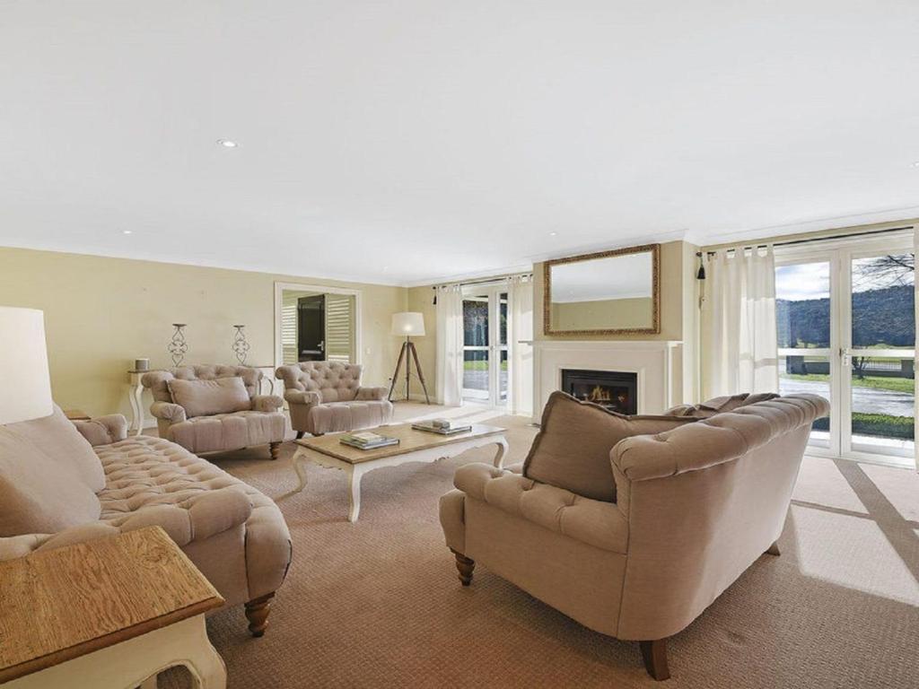 Camelot Superbly Proportioned & Ideally Located - thumb 6