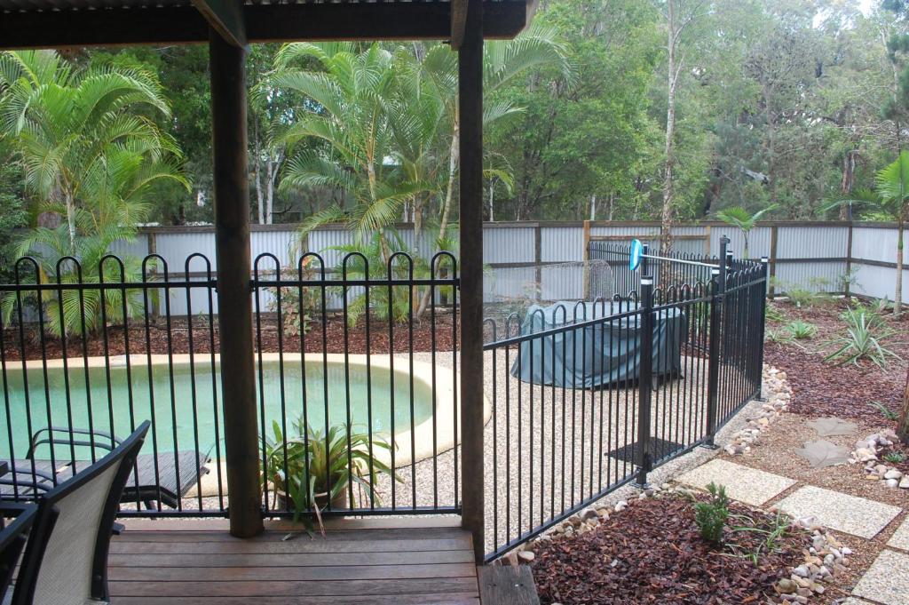 1 Naiad Court Lowset Family Home With Swimming Pool & Covered Deck. Pet Friendly - thumb 4