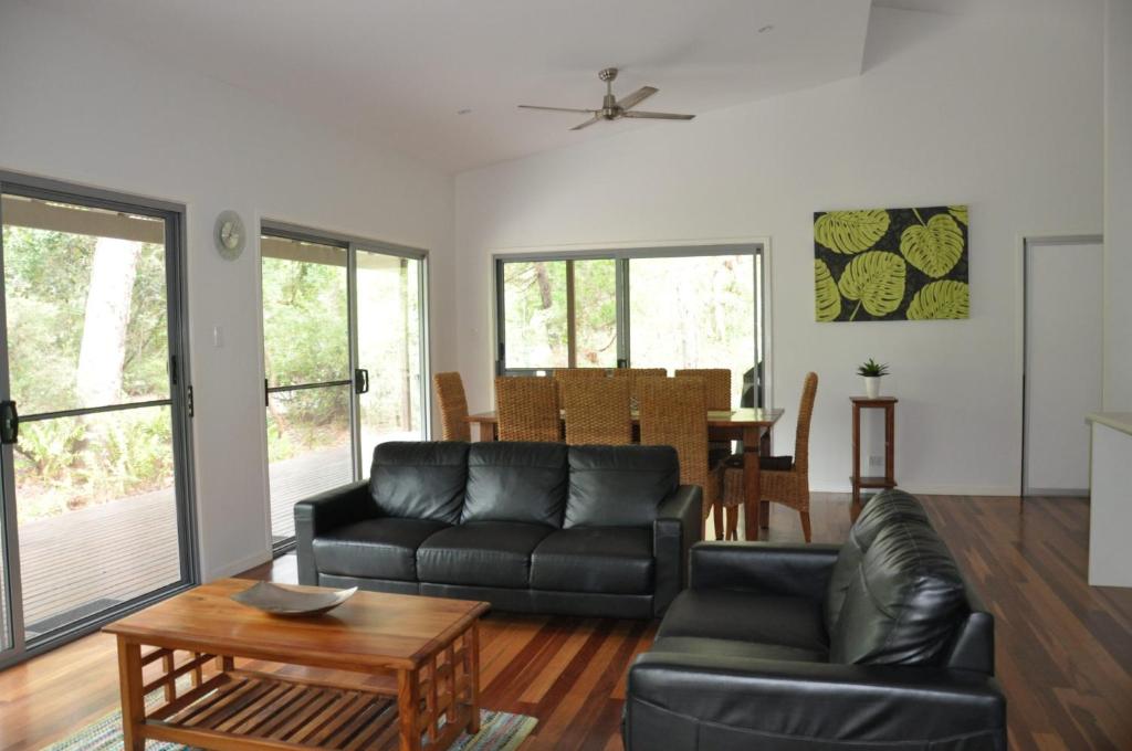 24 Esprit Drive Beach Home With Open Plan Living & Walking Distance To Beach - thumb 5