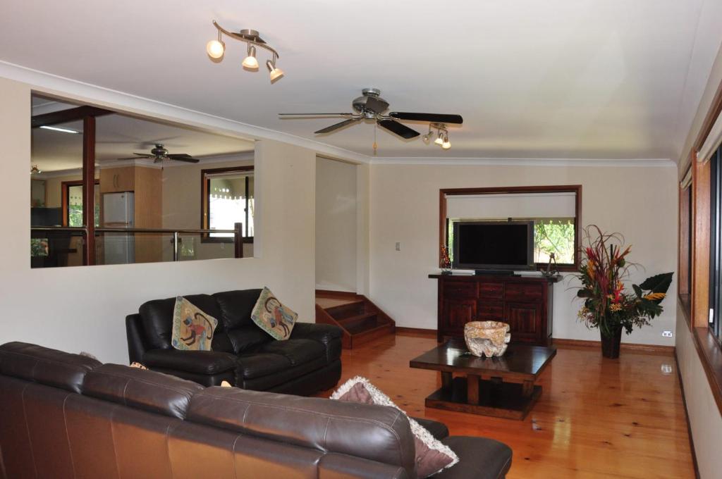 43 Double Island Drive Two Level Holiday Home With Swimming Pool. Located Close To Beach & CBD - thumb 5