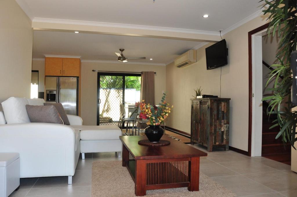 43 Double Island Drive Two Level Holiday Home With Swimming Pool. Located Close To Beach & CBD - thumb 2