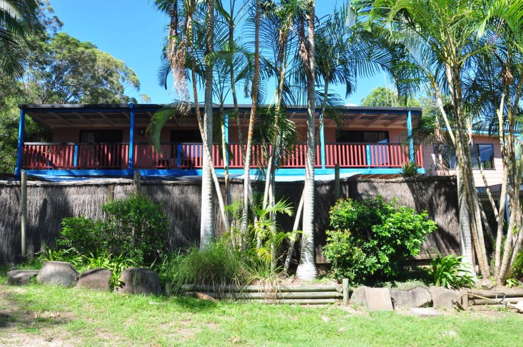 43 Double Island Drive Two Level Holiday Home With Swimming Pool. Located Close To Beach & CBD - thumb 3