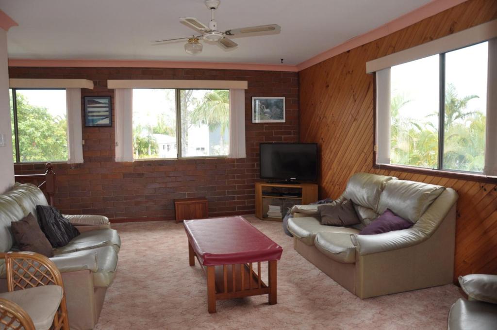 31 Bombala Crescent Two Storey Home With Covered Outdoor Deck Fully Fenced Backyard. Pet Friendly - thumb 2