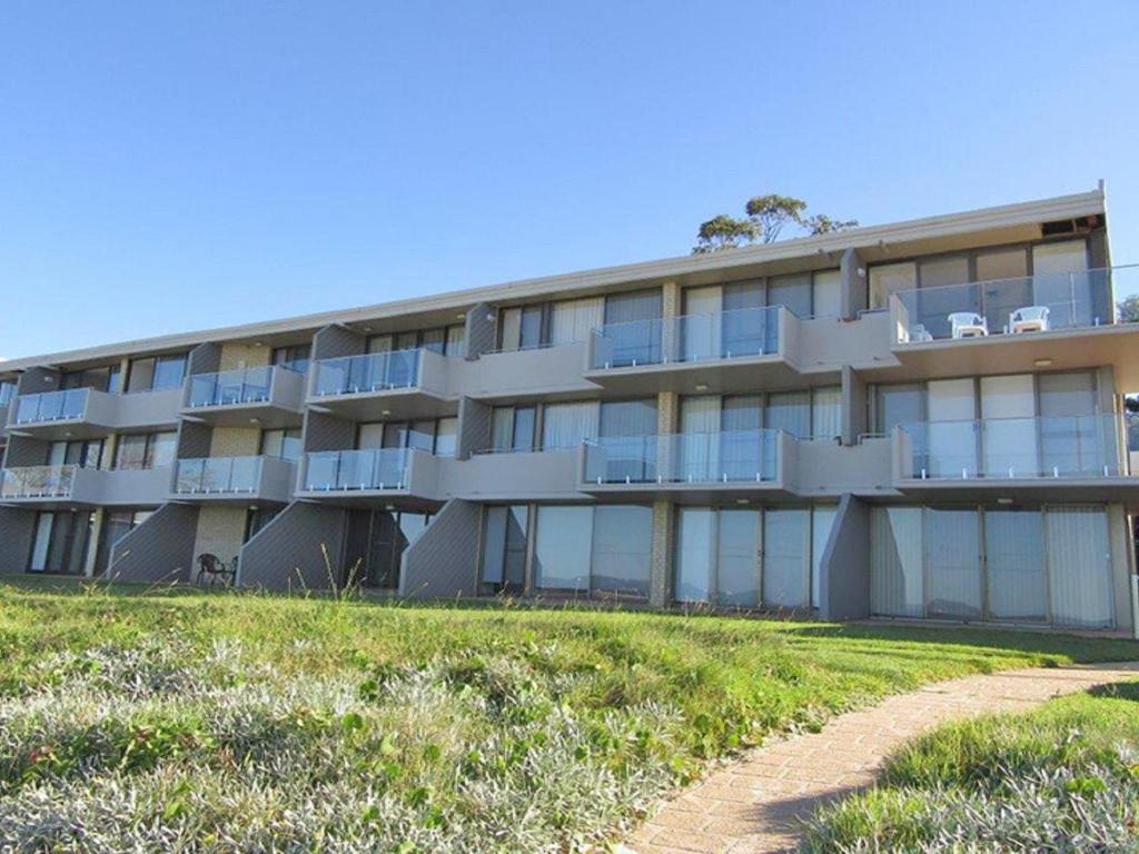 13 Harbourside 3 7 Soldiers Point Road Fantastic Waterfront Unit - thumb 2
