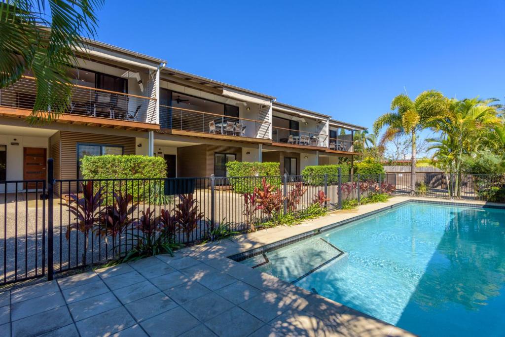 Unit 5 Rainbow Surf Modern Double Storey Townhouse With Large Shared Pool Close To Beach & Shop - thumb 2
