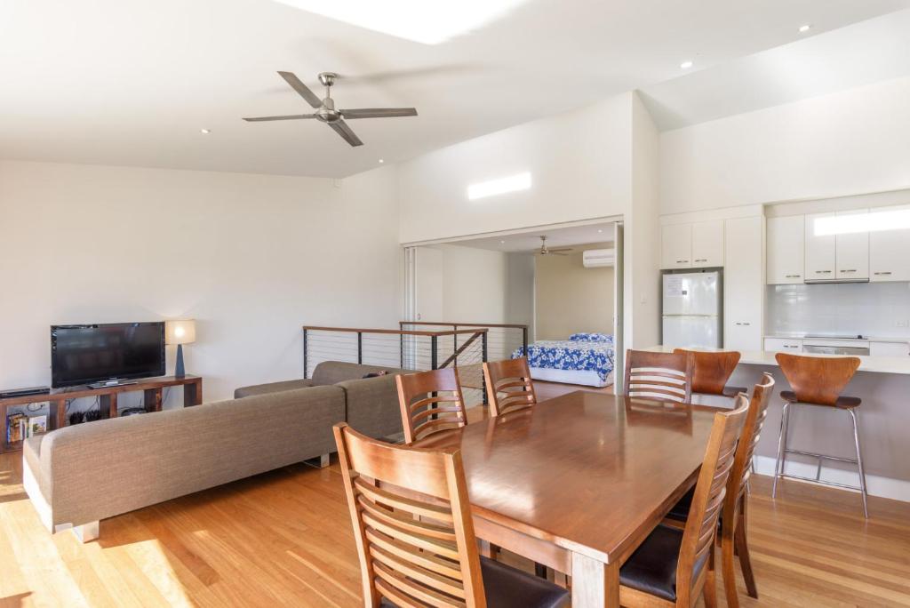 Unit 5 Rainbow Surf Modern Double Storey Townhouse With Large Shared Pool Close To Beach & Shop - thumb 6