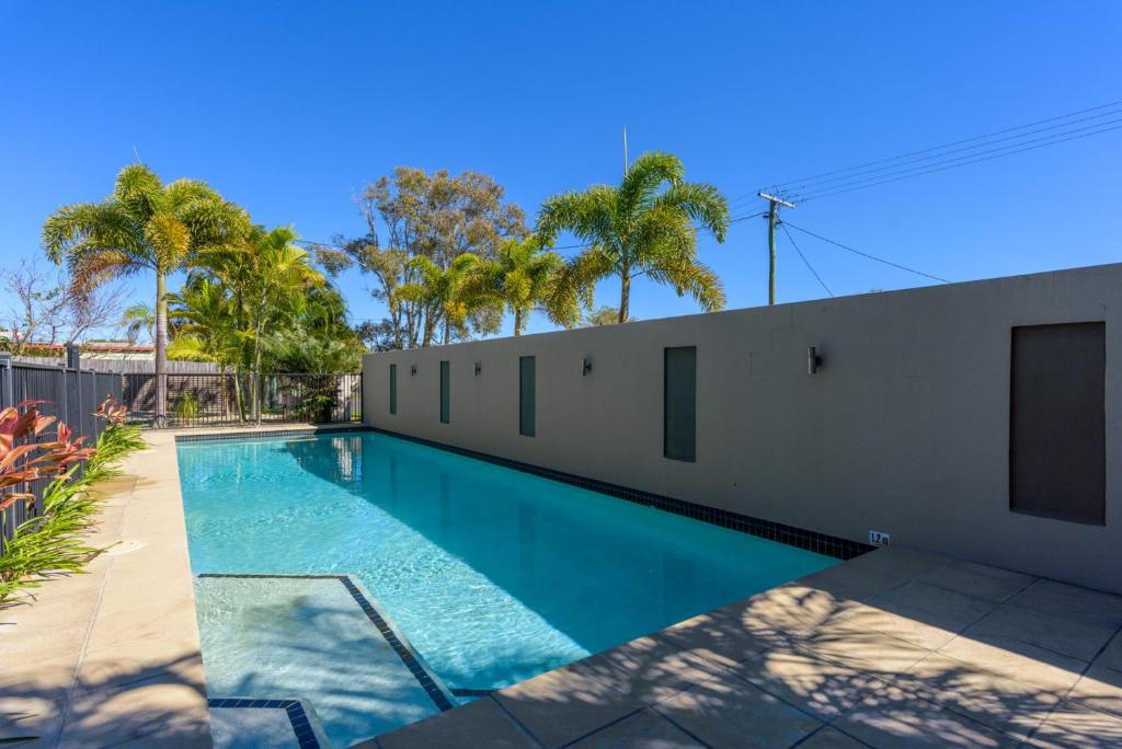 Unit 5 Rainbow Surf Modern Double Storey Townhouse With Large Shared Pool Close To Beach & Shop - thumb 1