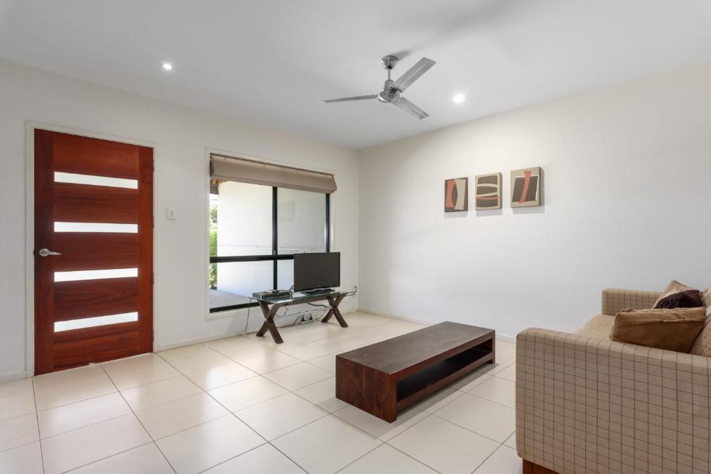 Unit 2 Rainbow Surf Modern Double Storey Townhouse With Large Shared Pool Close To Beach & Shops - thumb 6