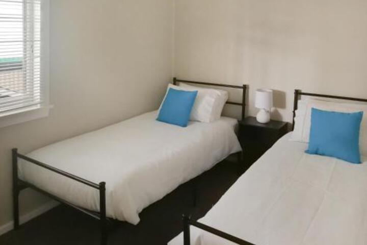 Large 5 Bedroom House With Wifi & Netflix Close To Taronga Western Plains Zoo - thumb 5