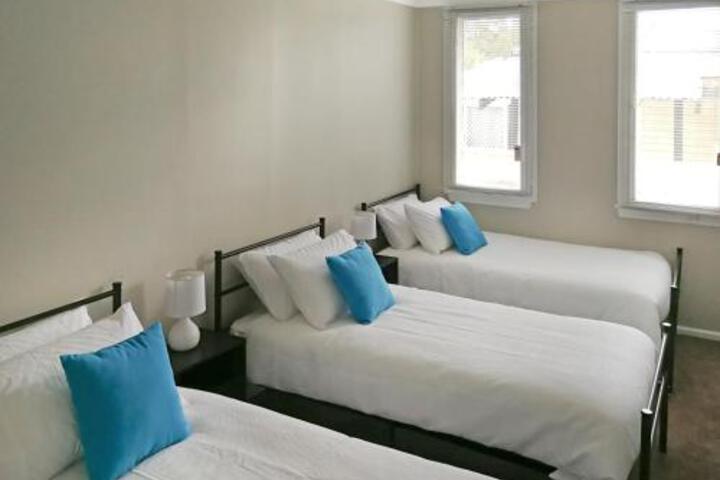 Large 5 Bedroom House With Wifi & Netflix Close To Taronga Western Plains Zoo - thumb 6