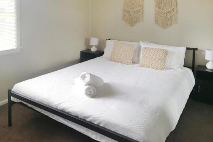 Large 5 Bedroom House With Wifi & Netflix Close To Taronga Western Plains Zoo - thumb 3