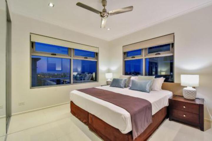 Oceana Darwin Central Oceanfront 3 Bedroom 2 Lounge Room Pool Gym Tennis Court Sleeps 9 - thumb 6
