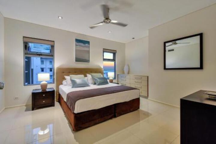 Oceana Darwin Central Oceanfront 3 Bedroom 2 Lounge Room Pool Gym Tennis Court Sleeps 9 - thumb 4