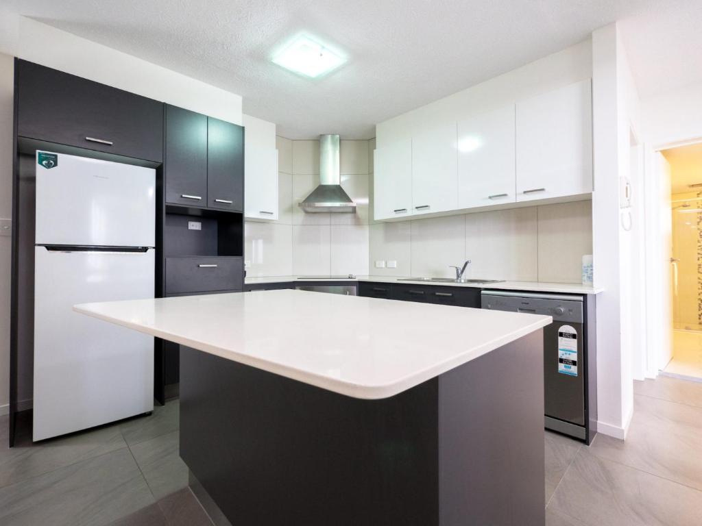 Pacific Towers Unit 4 19 Ormonde Tce Kings Beach - thumb 5