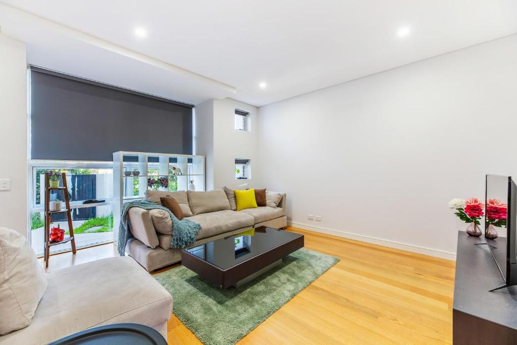 Relax In A Spacious & Modern Townhouse In Asquith - thumb 5