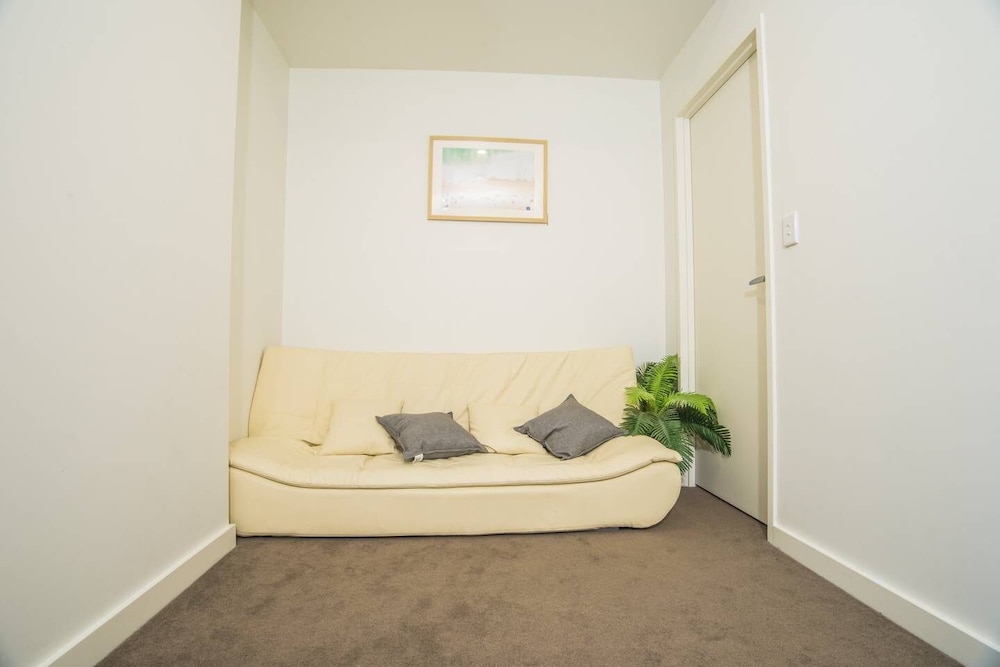 Cozy One Bed APT Closes To Airport In Arncliffe - thumb 6