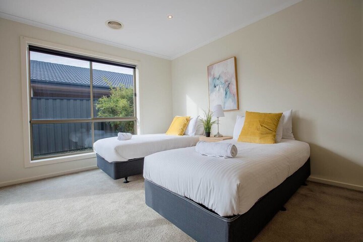 Spacious Lovely Home In Point Cook - thumb 1