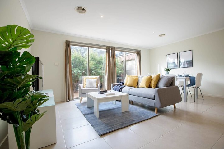 Spacious Lovely Home In Point Cook - thumb 5