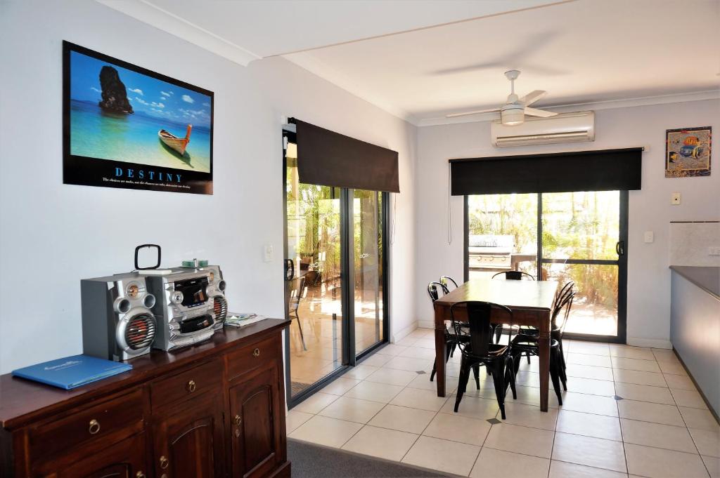Ningaloo Breeze Villa 8 3 Bedroom Fully Self Contained Holiday Accommodation - thumb 6