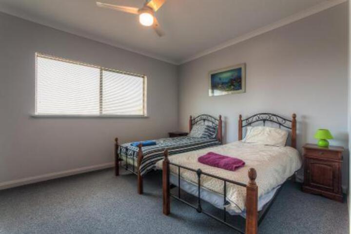 Ningaloo Breeze Villa 4 3 Bedroom Fully Self Contained Holiday Accommodation - thumb 2