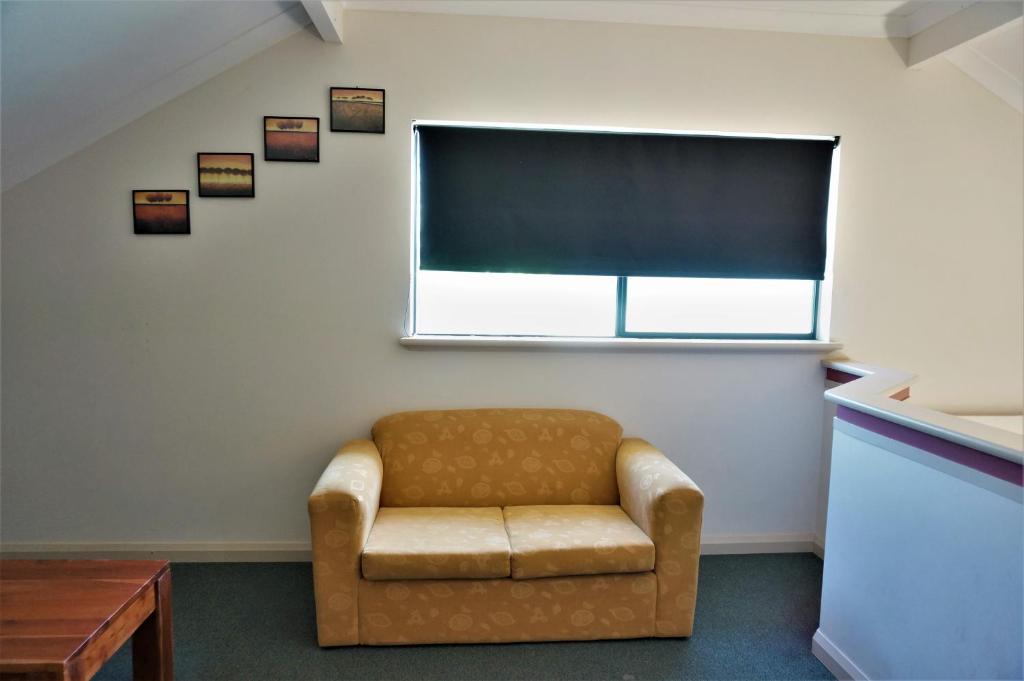 Ningaloo Breeze Villa 3 3 Bedroom Fully Self Contained Holiday Accommodation - thumb 3