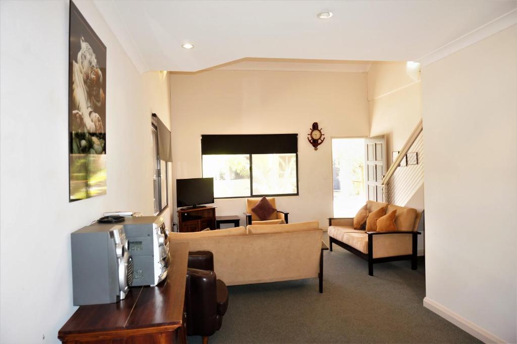 Ningaloo Breeze Villa 3 3 Bedroom Fully Self Contained Holiday Accommodation - thumb 4